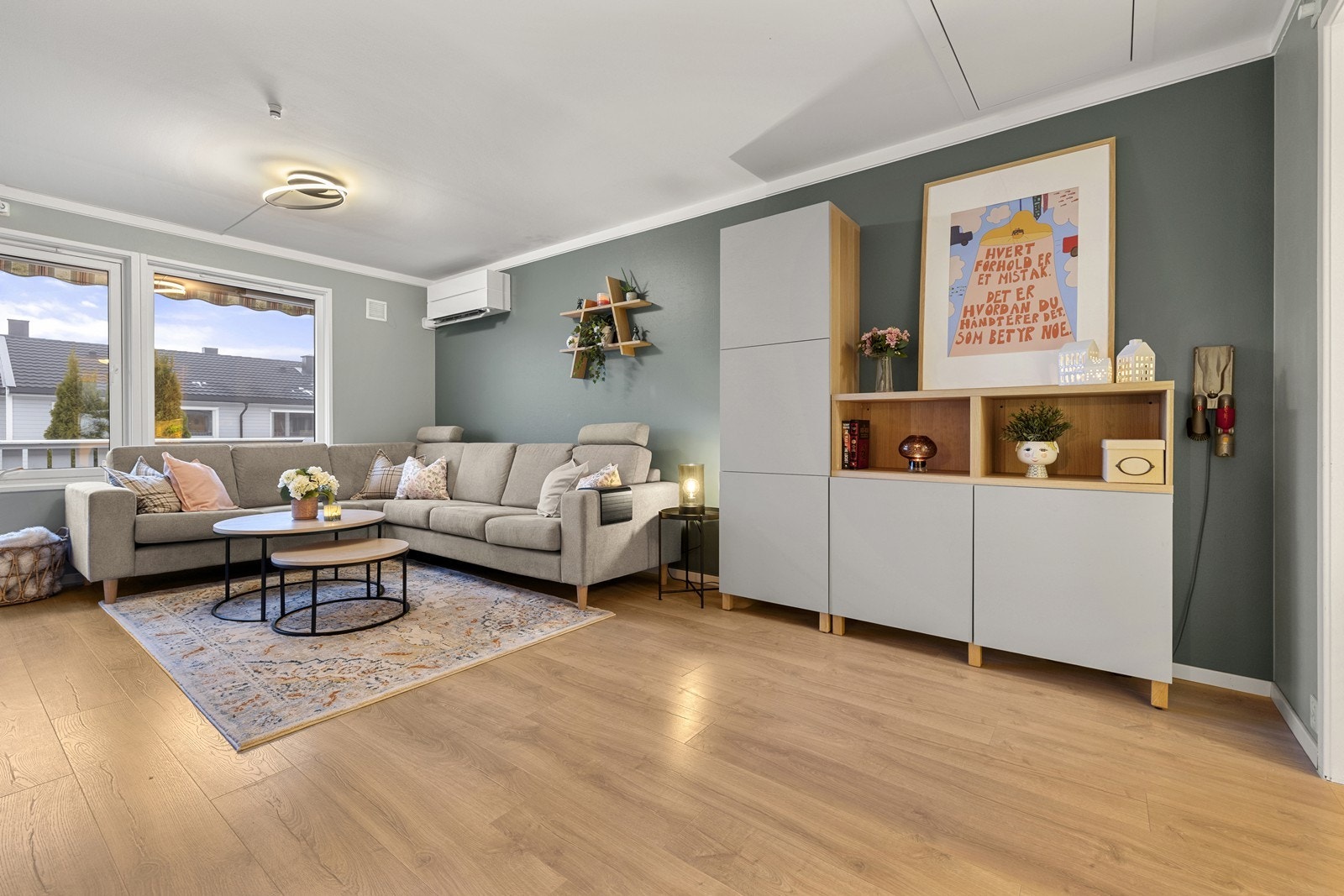 Pent malte overflater og store vindusflater som gir mye lys til rommet. Galleribilde