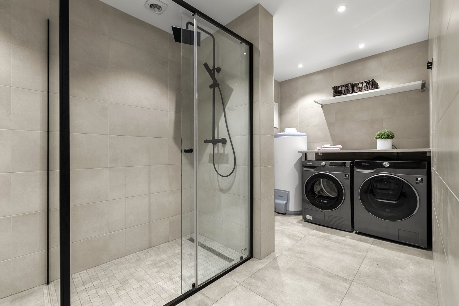 Badet ble pusset opp i 2020 og framstår innbydende med varmekabler i gulv. Galleribilde