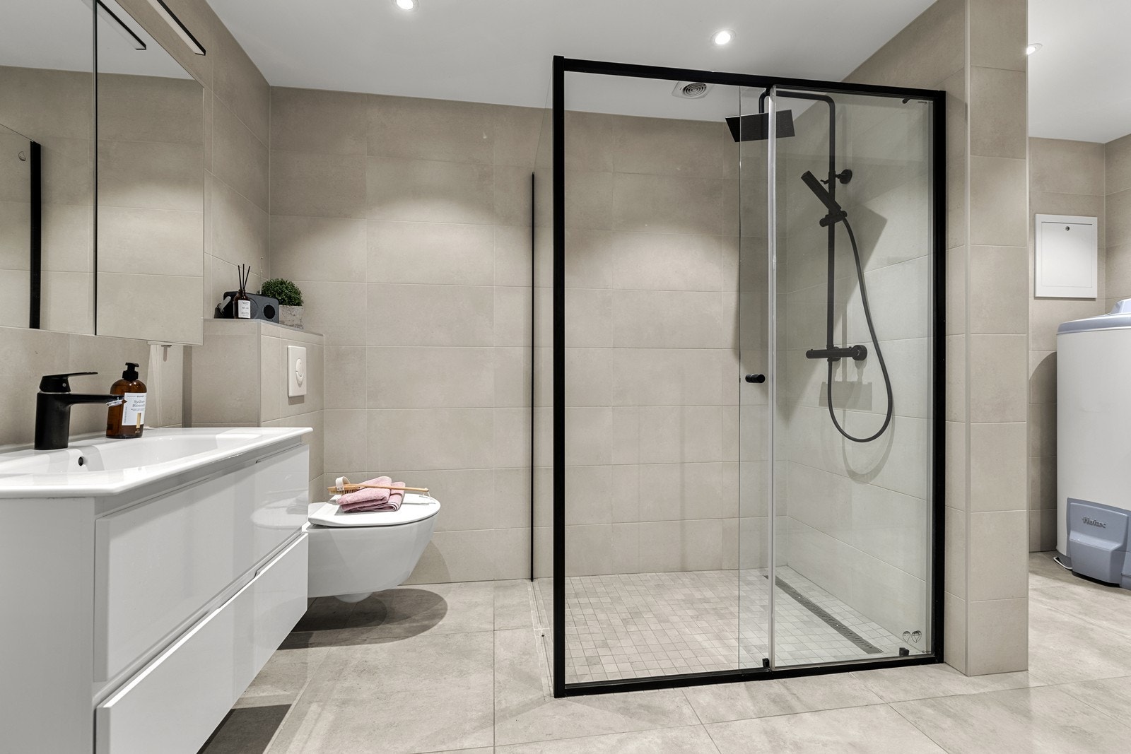 Delikat baderom av god størrelse og med tidsriktige fargevalg. Galleribilde