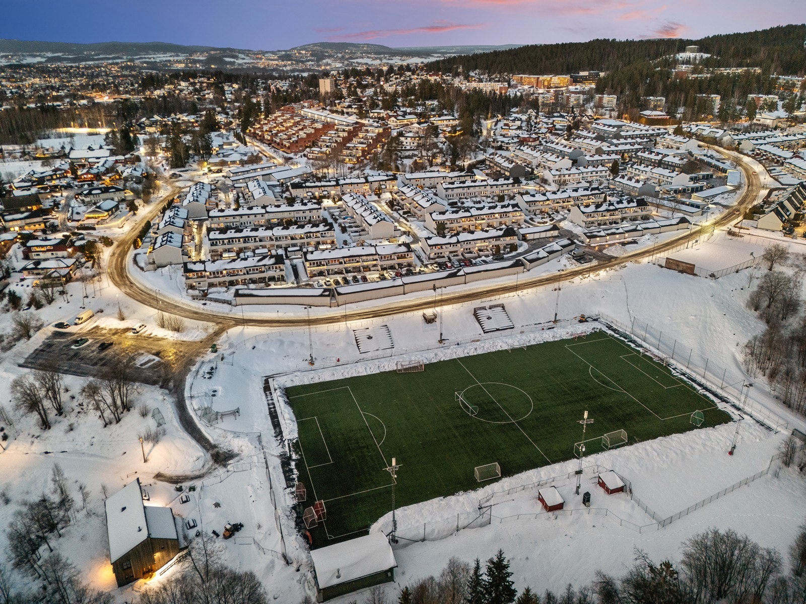 Kurland er et ideelt område for barnefamilier. Kurlandsparken gir mye glede for de minste, og området har umiddelbar nærhet til skole, barnehage og Østmarka Galleribilde