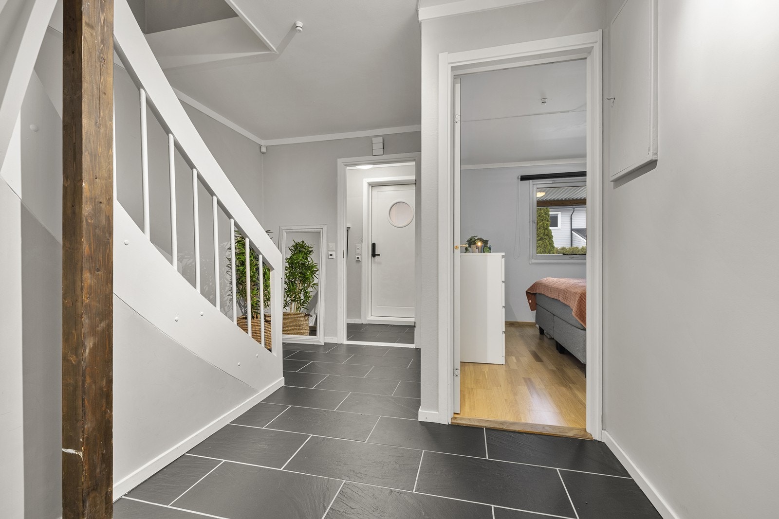 Gang med flislagt gulv. Galleribilde