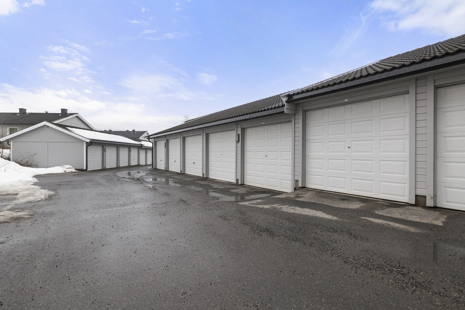 Boligen disponerer en garasjeplass i felles rekke. Galleribilde