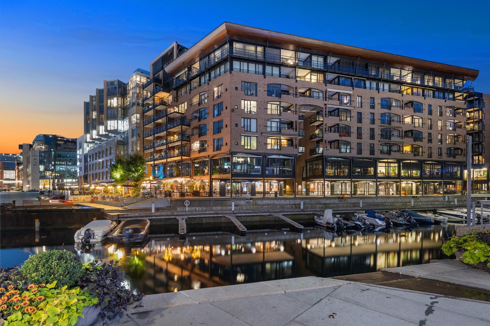 Kort vei er det også til Aker Brygge og Tjuvholmen. Her finnes det badeplasser og utallige spisesteder. Galleribilde