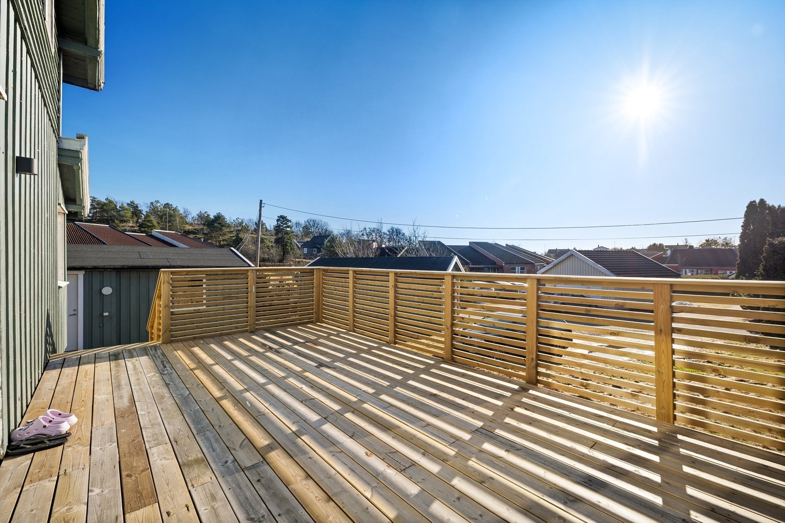 Fra stuen har man utgang til en totalrenovert (2025) terrasse på hele ca. 23 m². Terrassen er sørvest vendt og har gode solforhold. Galleribilde