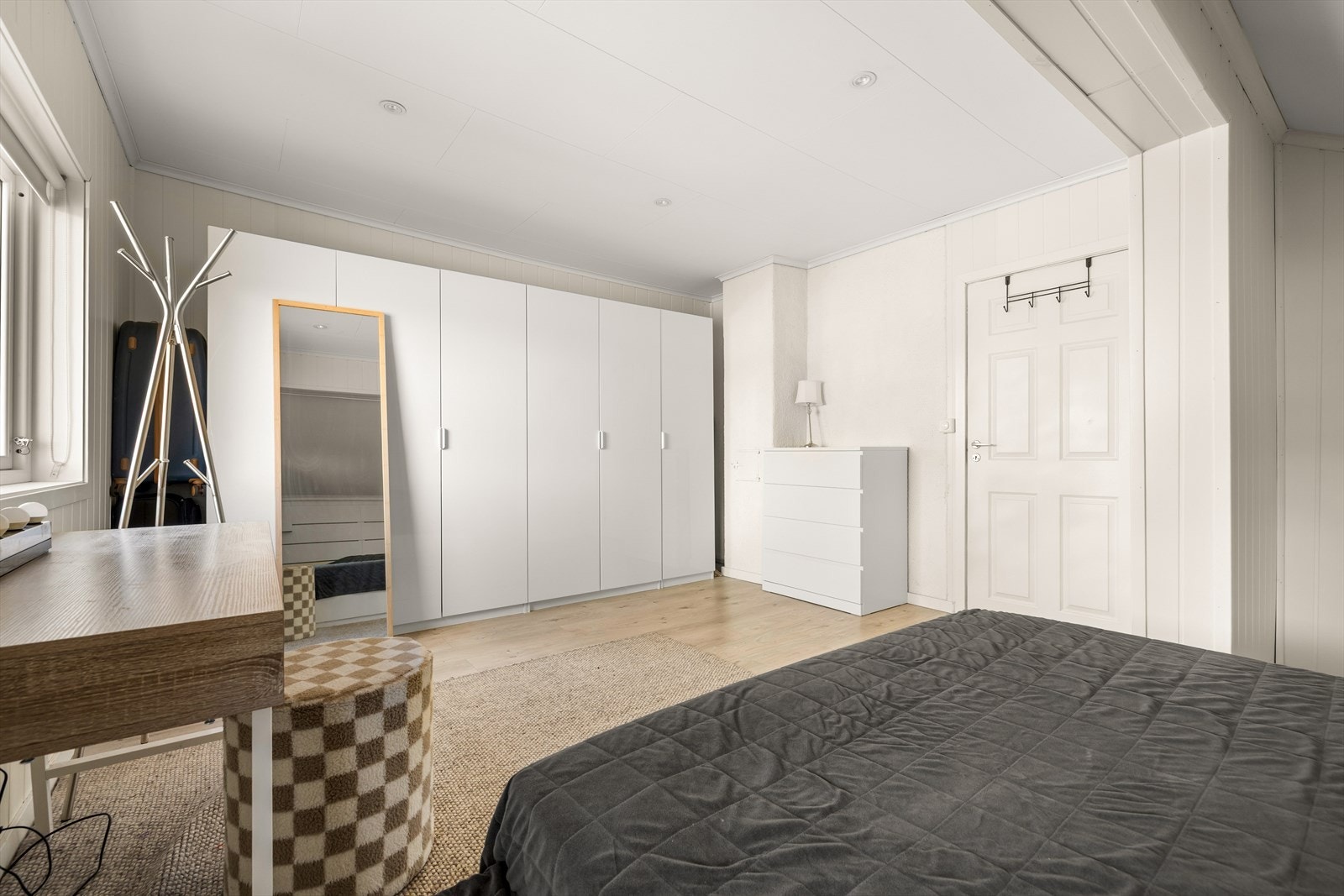 Soverommet er romslig med god plass til dobbelt seng, klesskap og tilhørende møblement. Galleribilde