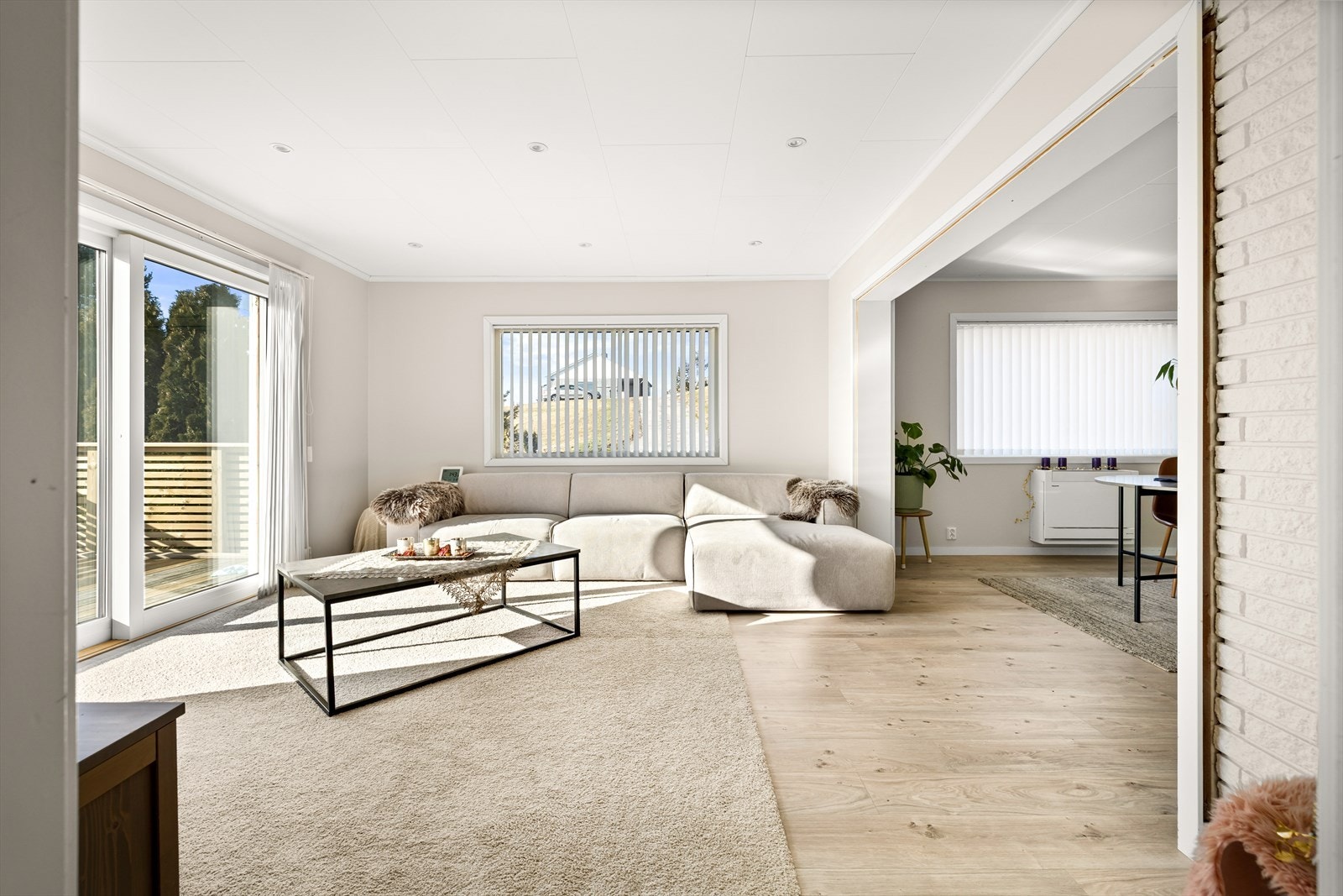 De store vindusflatene sørger rikelig med lysinnslipp som løfter atmosfæren. Galleribilde