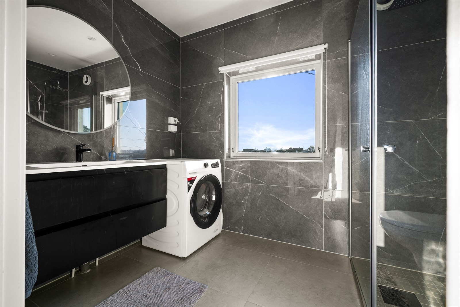 Lekkert bad i 2.etg som er overflate oppusset i 2021. Badet er delikate store fliser på gulv og vegg. Galleribilde