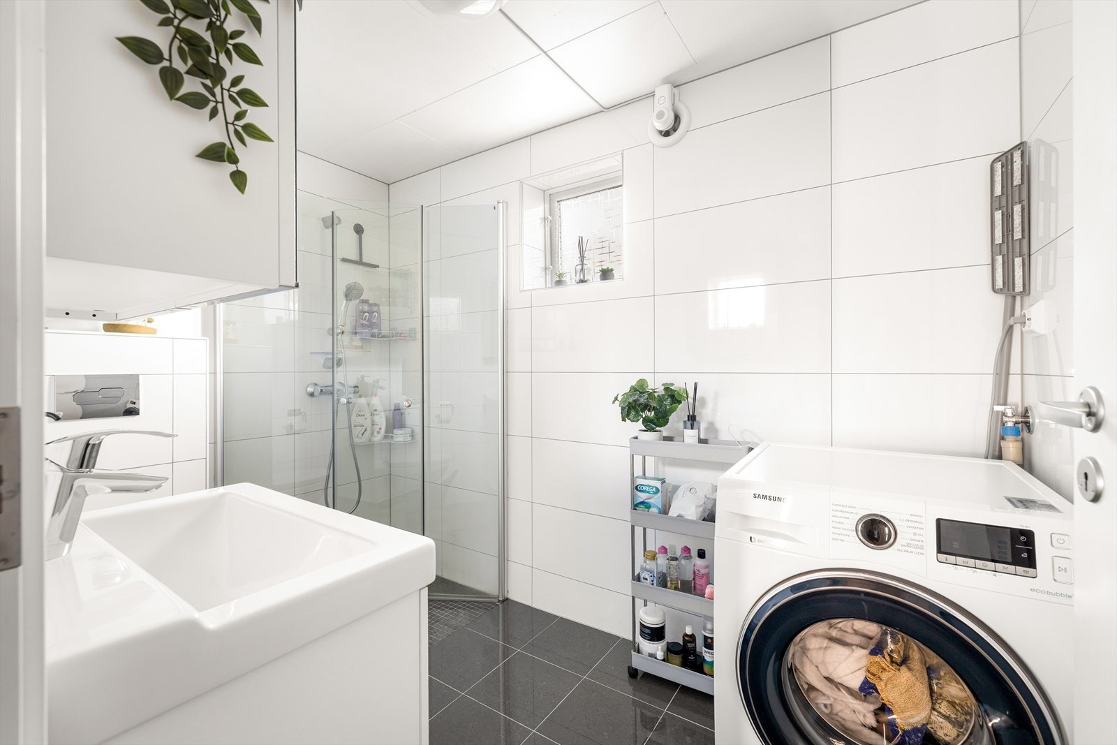 Flislagt bad i annekset. Galleribilde