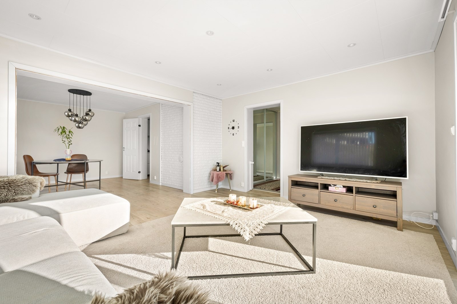 Downlights i taket sørger for god belysning. Galleribilde