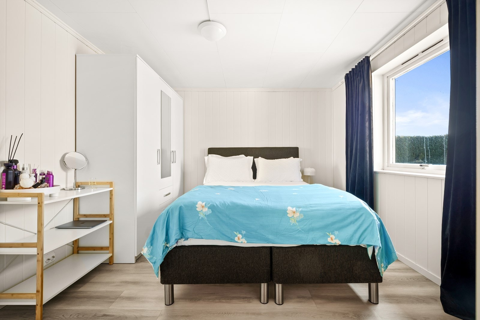 Soverom i annekset. Soverommet er av god størrelse med plass til dobbelseng og klesskap. Galleribilde