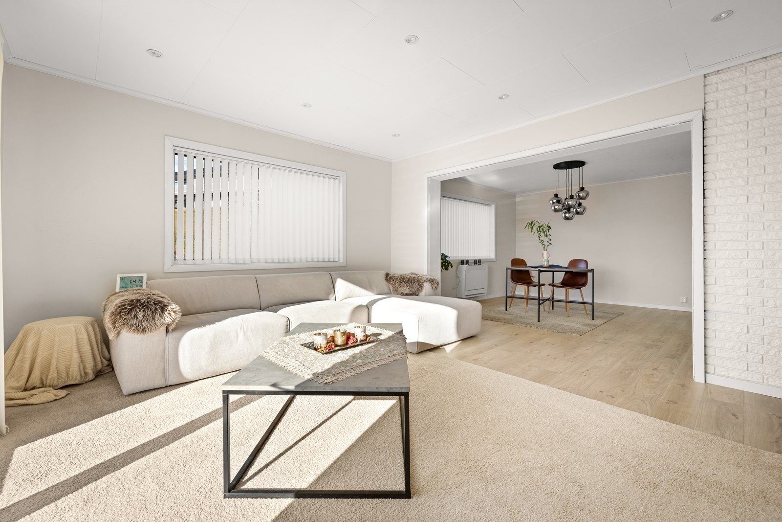 Lys og romslig stue med morderne uttrykk, store flater og åpen løsning skaper perfekt plass for både sofakrok og spisesone. Galleribilde