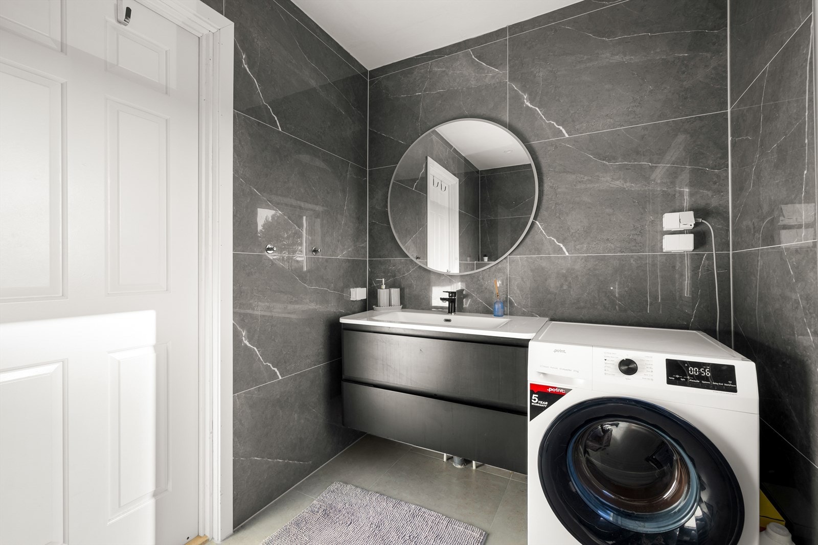 Badet har varmekabler som øker komforten og opplegg for vaskemaskin. Galleribilde