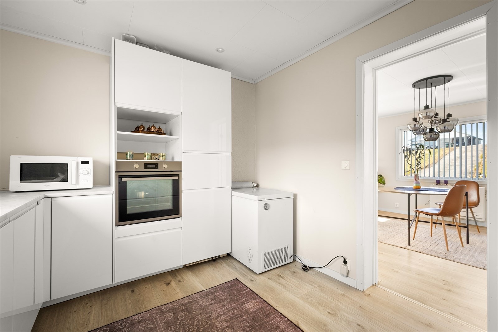 Downlights skaper et lyst og moderne kjøkken. Galleribilde