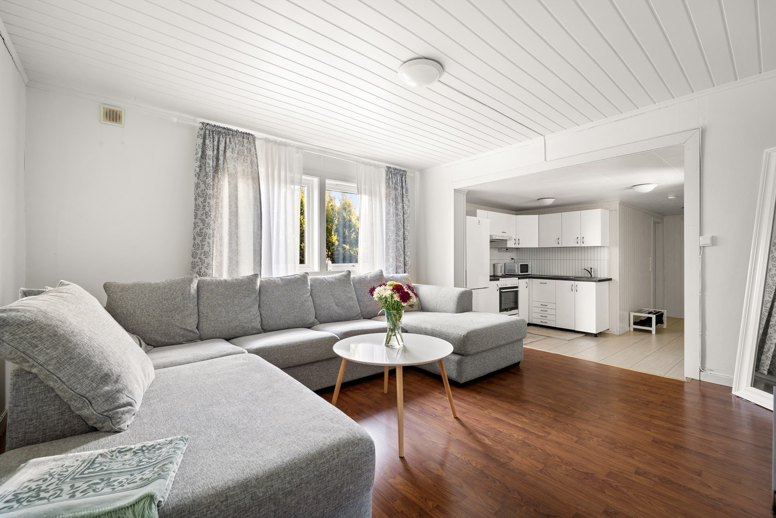 Den luftige stuen byr på god plass, slik at du enkelt kan innrede både en spisesone og en koselig sittegruppe Galleribilde