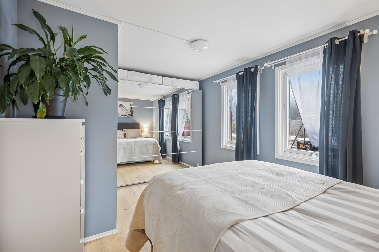 Hovedsoverommet er av god størrelse med stor garderobe med speilfronter. Galleribilde