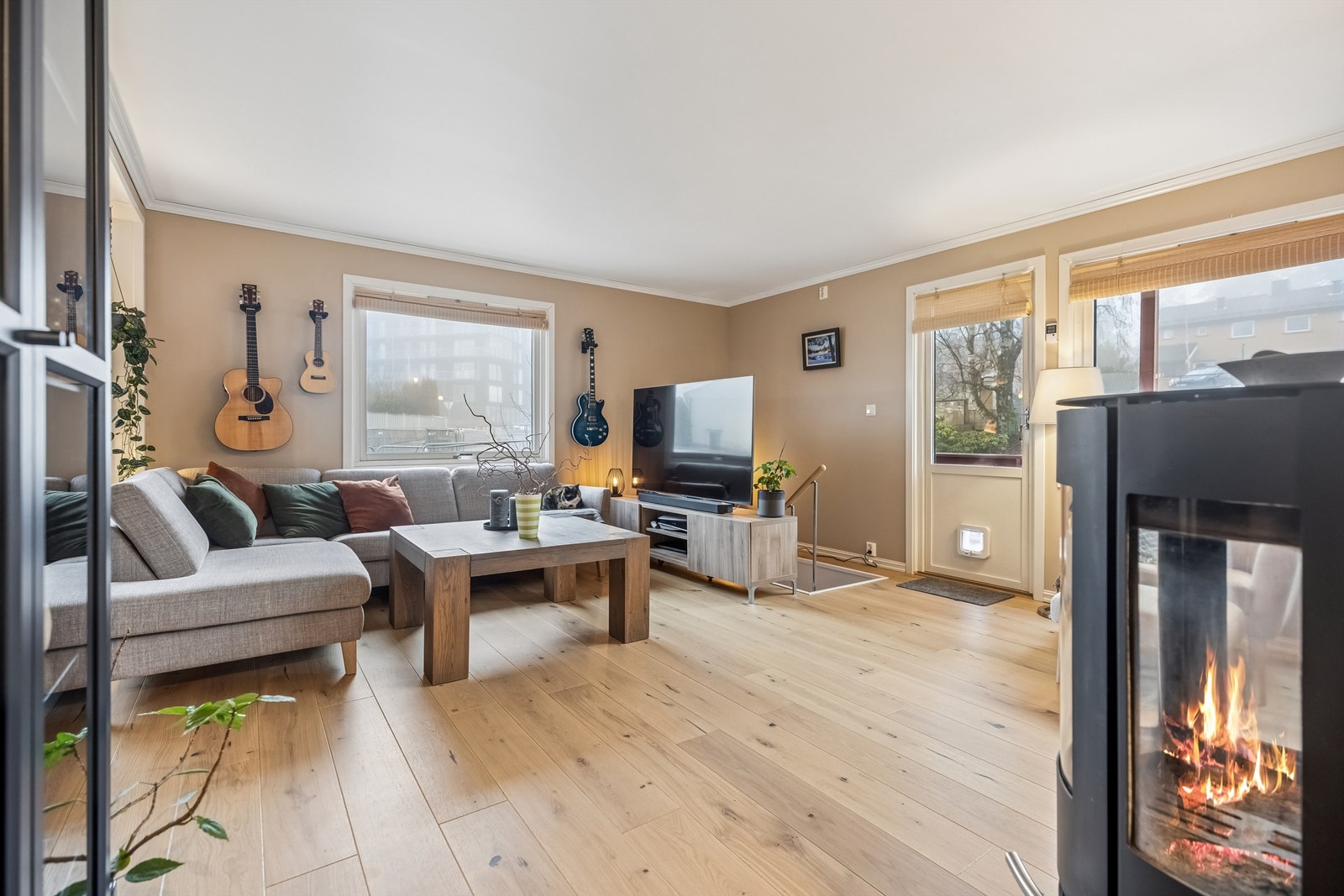 En moderne/stilfull peisovn bidrar til en koselig og varm atmosfære. Galleribilde