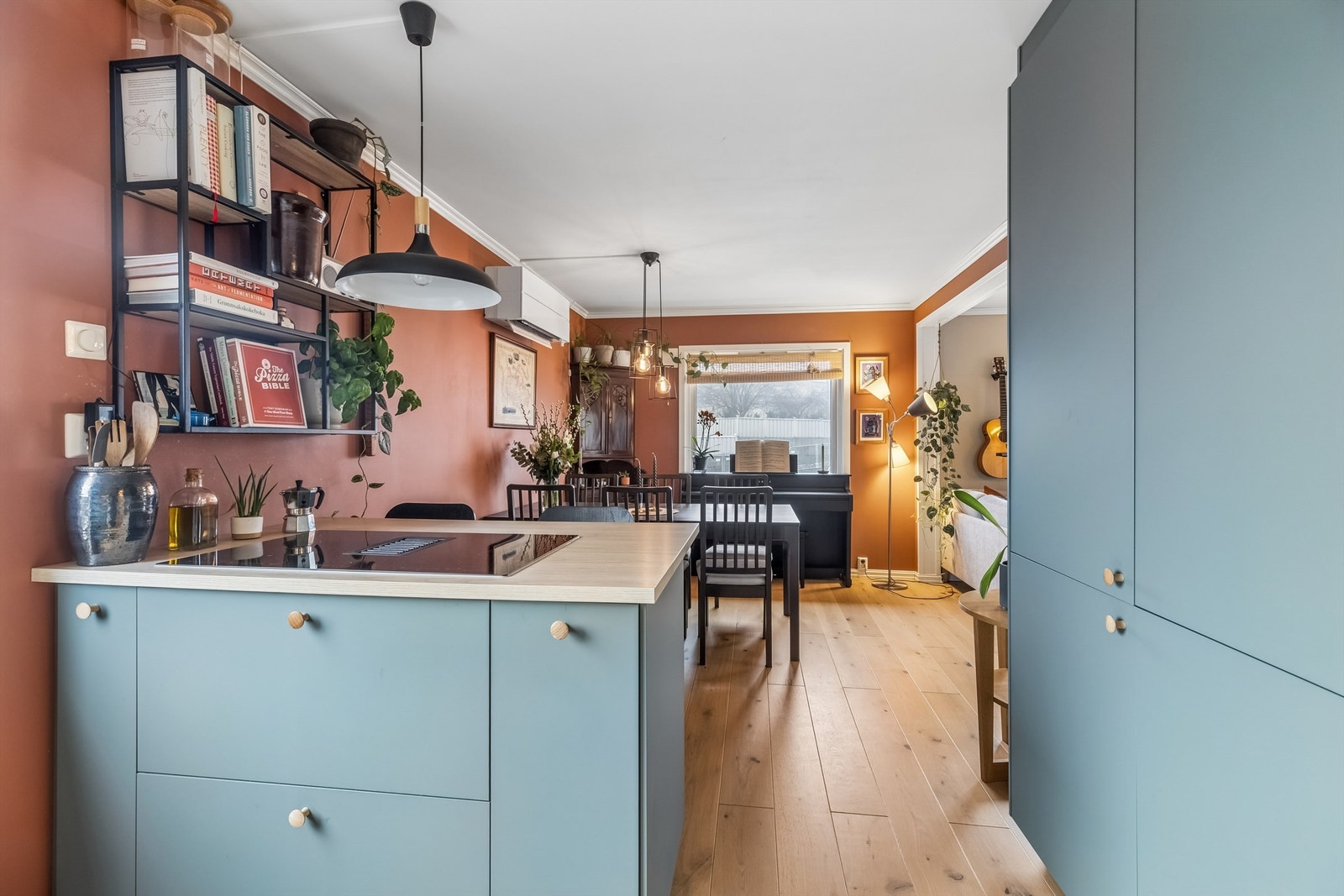 Moderne kjøkkeninnredning fra IKEA. Med den åpne stue-/kjøkkenløsningen kan man samtale med gjestene mens man forbereder maten. Galleribilde