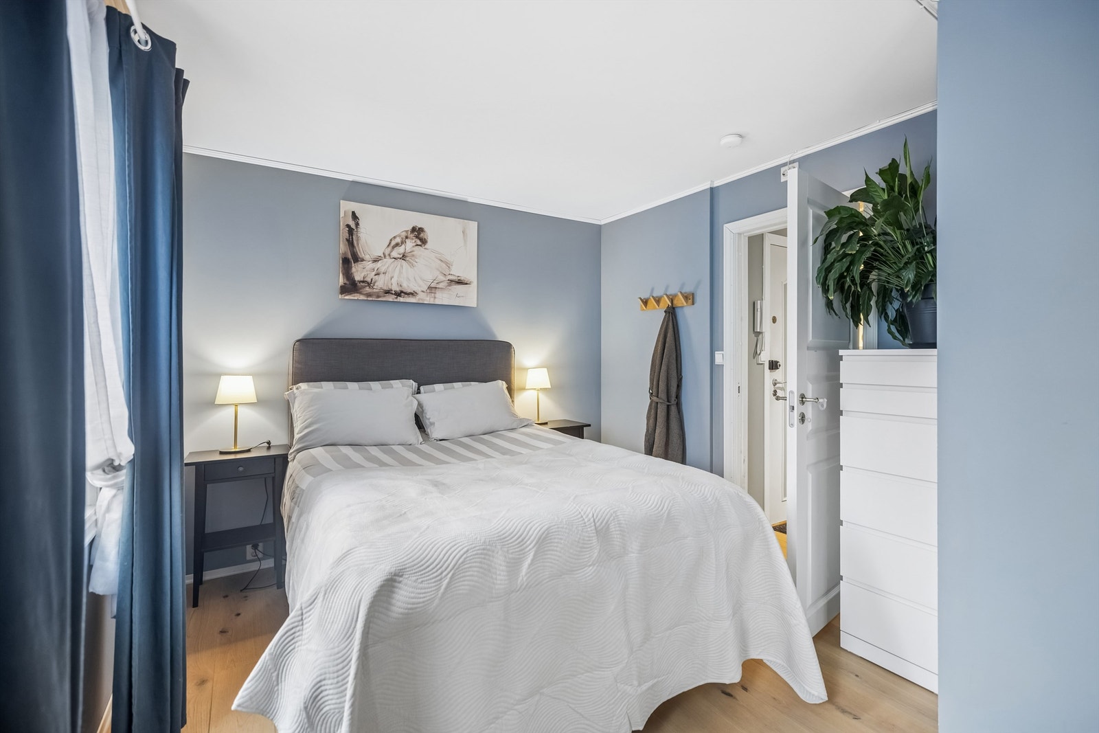 Rommet har god plass til en stor dobbeltseng med tilhørende nattbord. Galleribilde