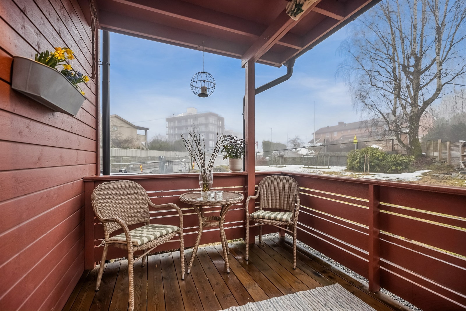 Det er utgang fra stuen til en overbygget balkong, samt videre derfra ned til terrasser og hage. Galleribilde