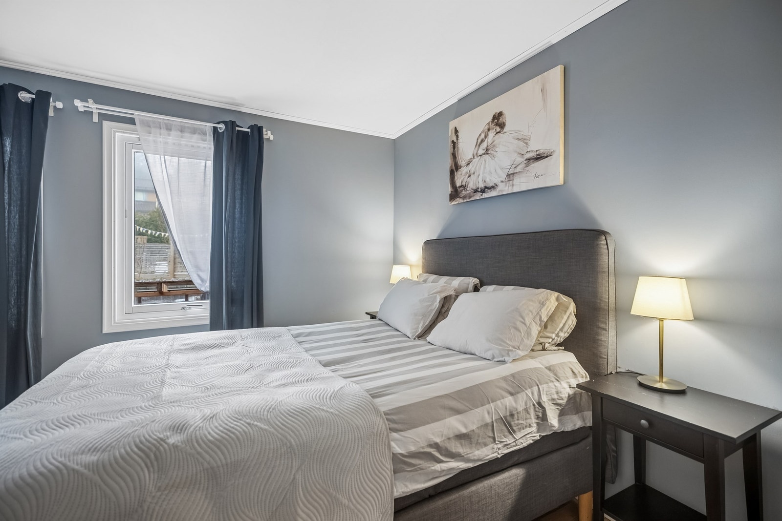 Rommet er lyst og luftig og malt i en delikat blåfarge. Galleribilde