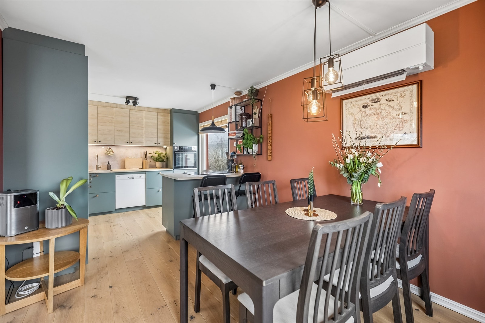 Her er det godt med benk- og skapplass. Integrert stekeovn, platetopp, kjøleskap m/fryser samt frittstående oppvaskmaskin medfølger. Galleribilde