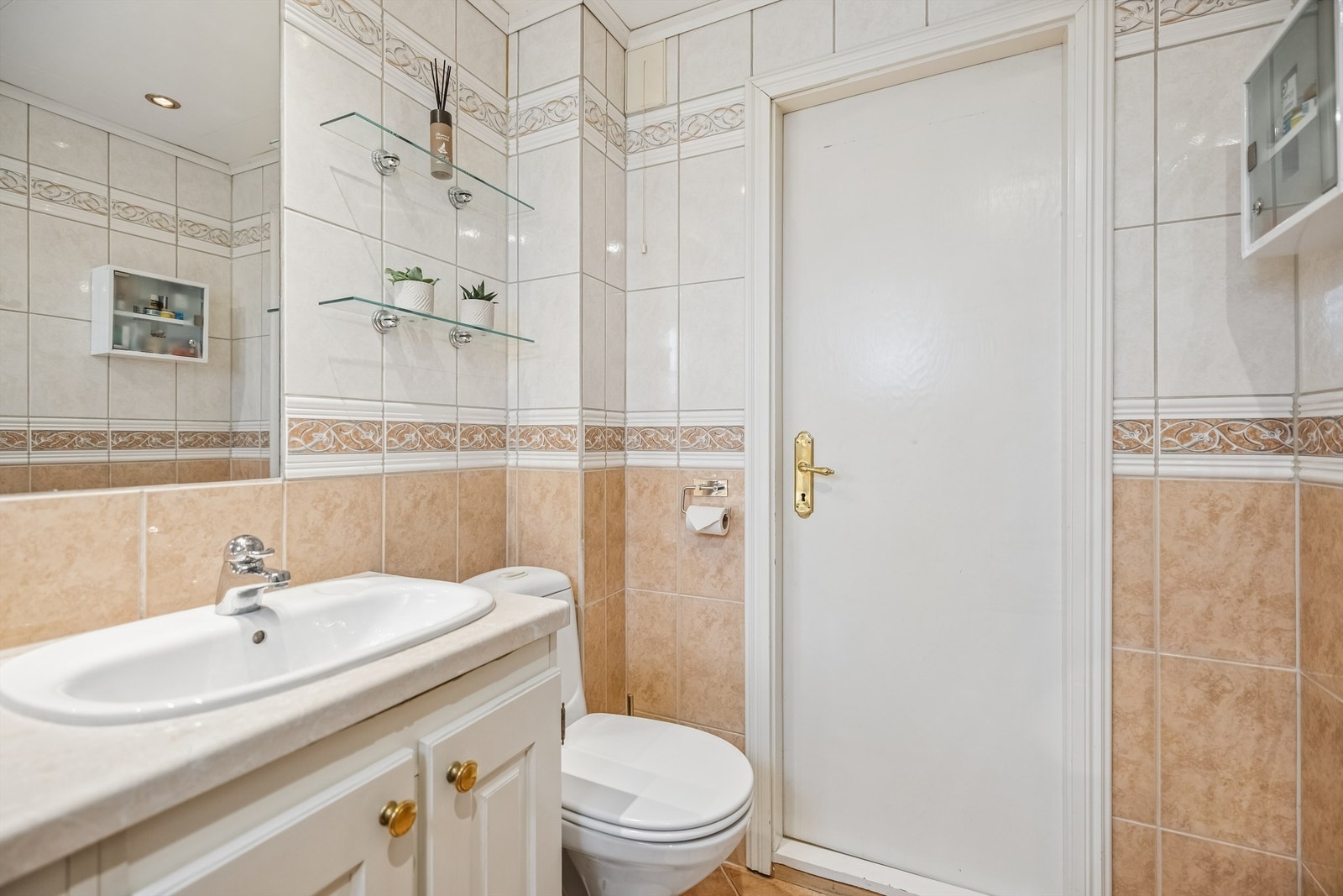 Det er montert glasshyller på hver side av speilet. Galleribilde