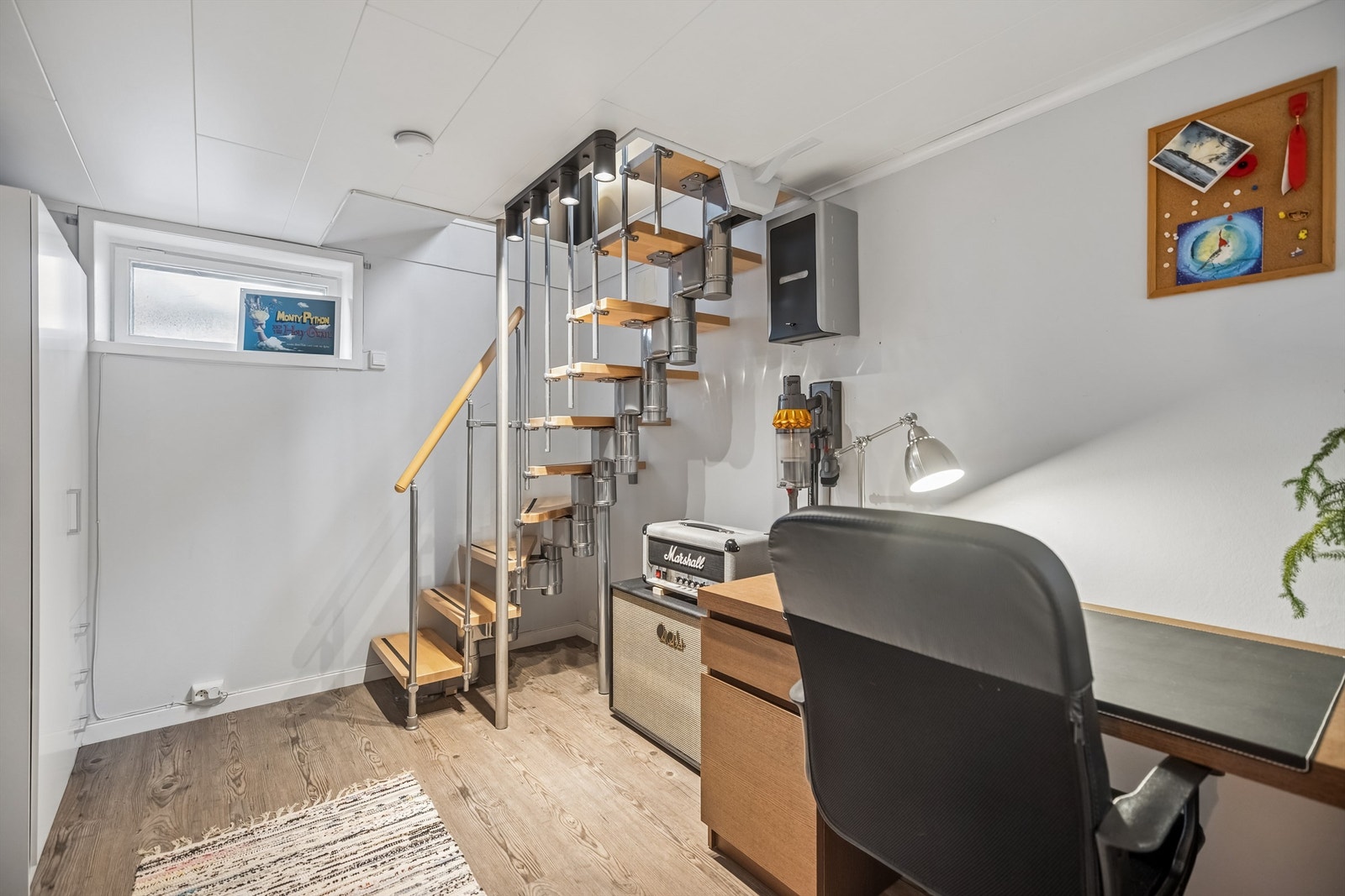 Vindeltrapp fører fra stuen og ned i kjelleretasjen. Galleribilde