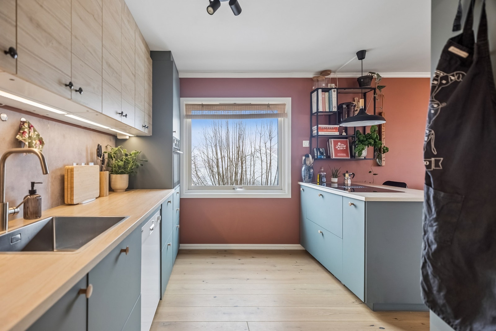 Spennende, moderne kjøkkeninnredning med to forskjellige farger på over- og underskap. Galleribilde