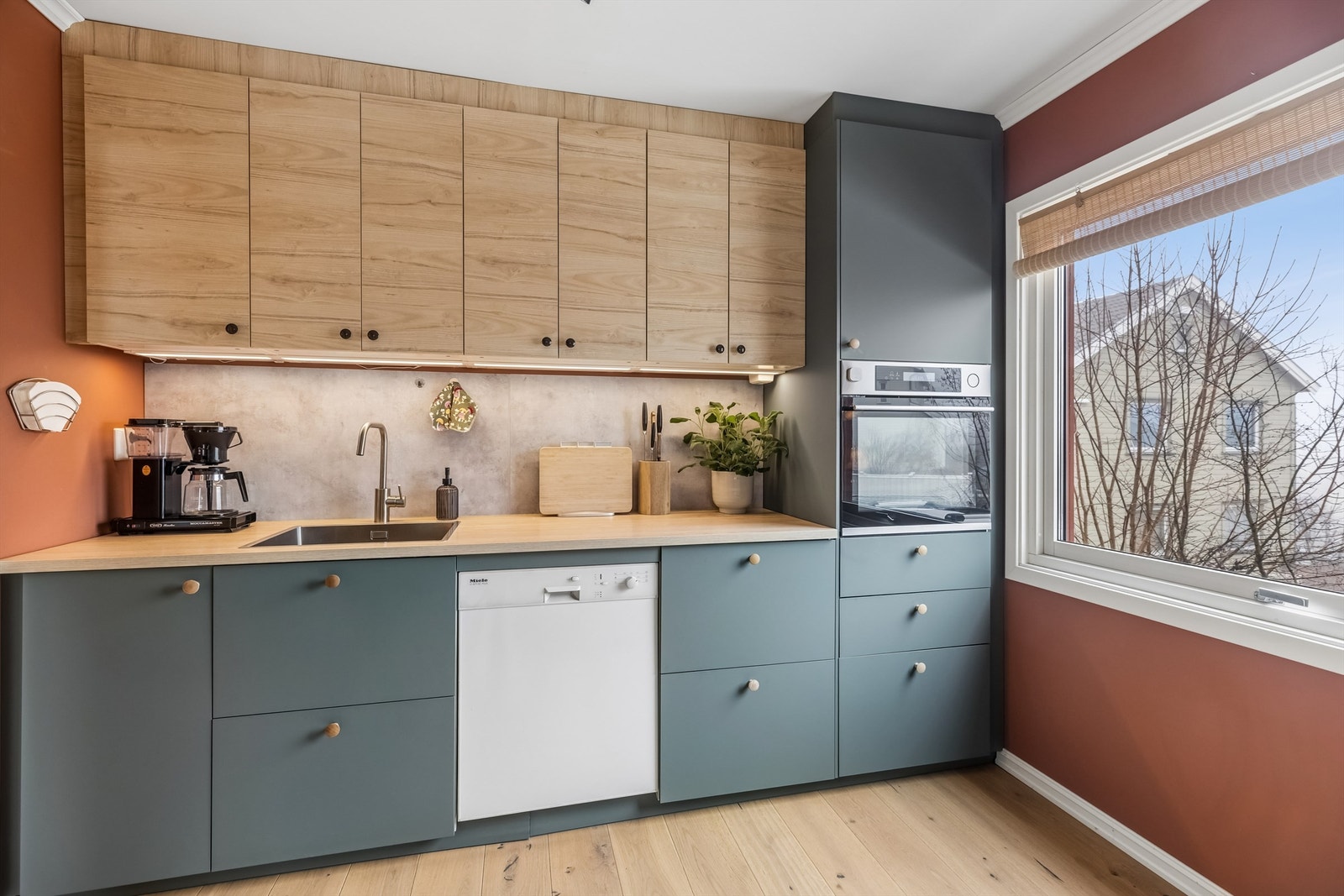 Tiltalende farger og moderne kjøkkenløsning. Automatisk vannstopper med fuktsensor er montert under benk. Galleribilde