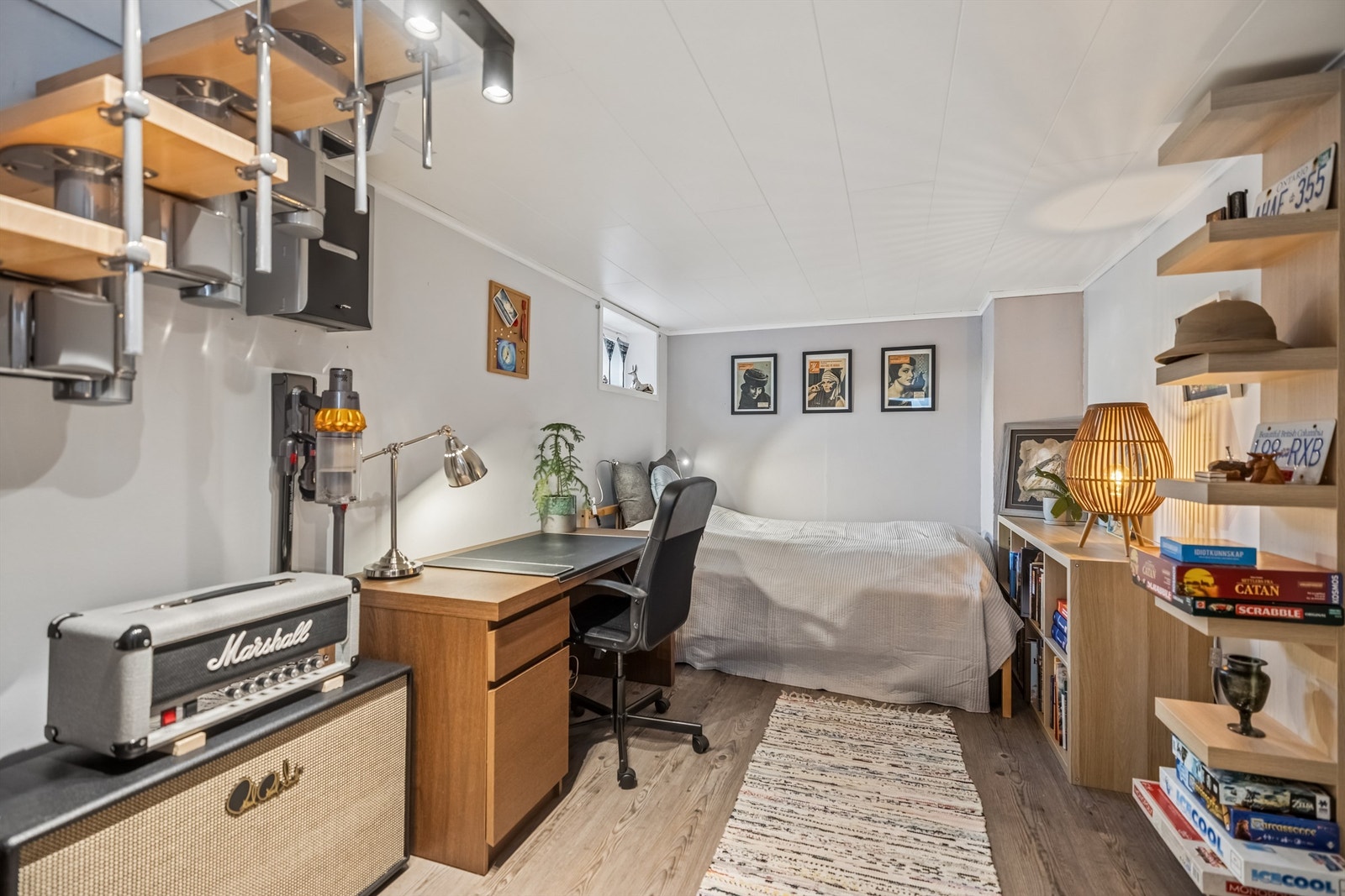 Kjellerstuen er opprinnelig byggemeldt som boder jf. byggetegninger, og er ikke godkjent til varig opphold. Galleribilde