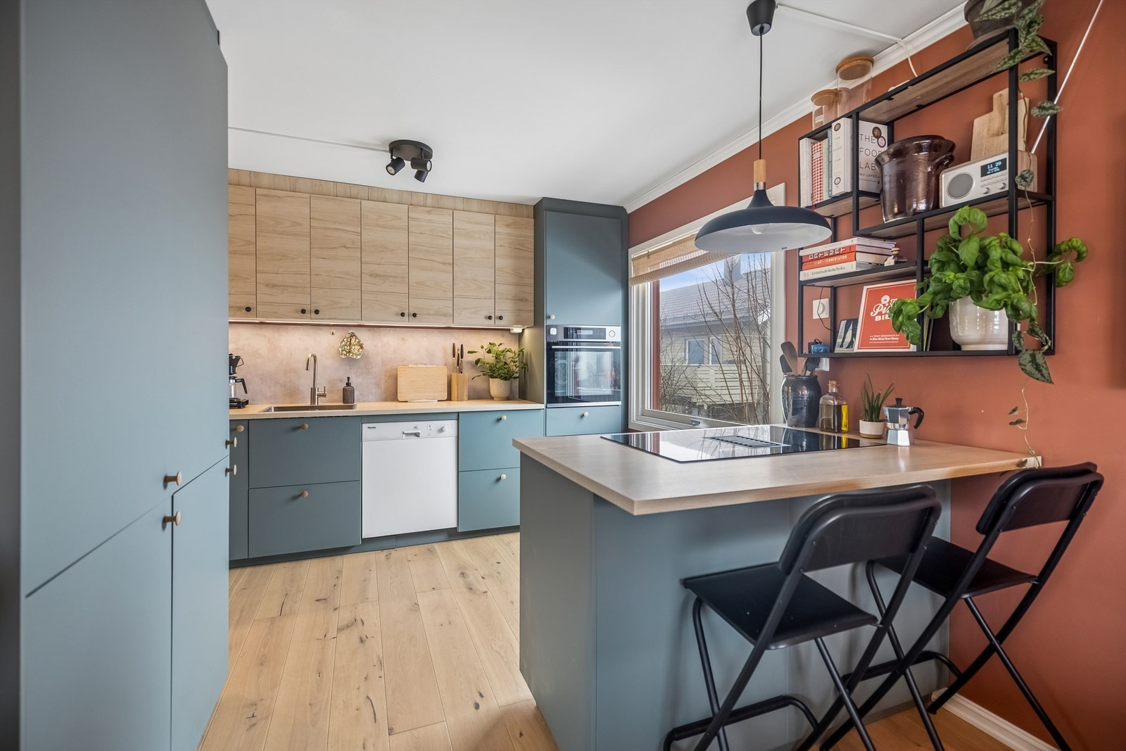 Det er godt med oppbevaringsplass i de takhøye overskapene. Galleribilde