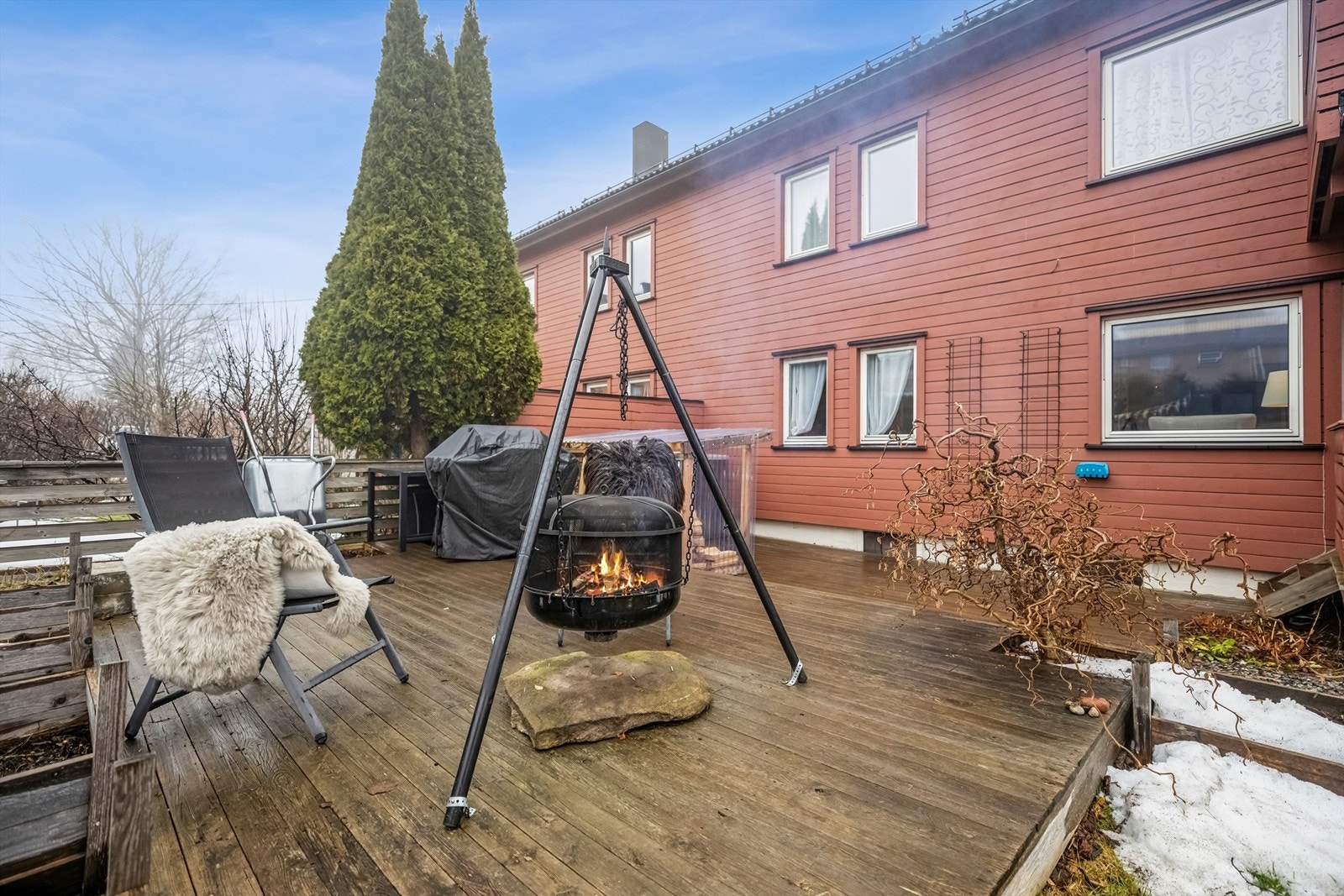 Vestveien 9 er en lys og smakfullt oppusset leilighet i 1. etasje med solrik terrasse og en meget pent opparbeidet disp. hage. Foto: Per O. Skjellnan v/Efkt Galleribilde