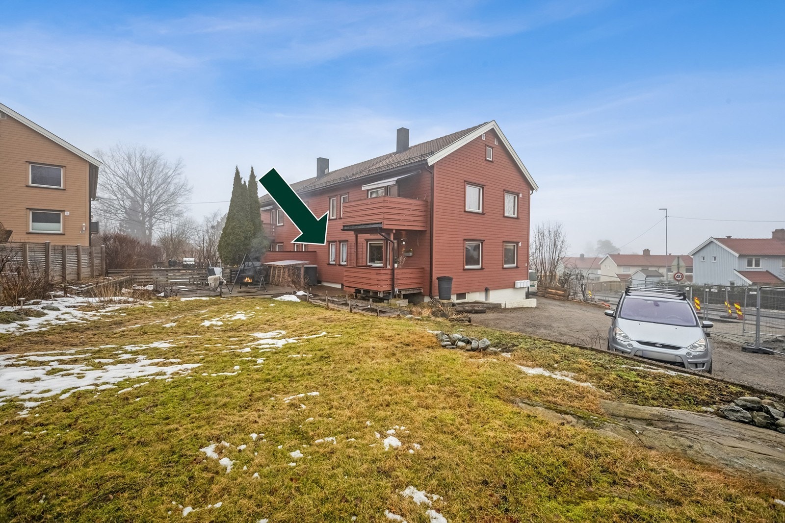 Leilighet over to plan med 1. etasje og kjeller. Biloppstillingsplass, terrasse og stor hage. Kort gangavstand til "alt". Foto: Per O. Skjellnan v/Eftk Galleribilde