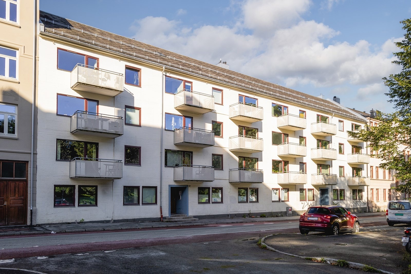 Leiligheten ligger tilbaketrukket til i enveiskjørt gate og det er mulighet for soneparkering rett utenfor bygget. Galleribilde