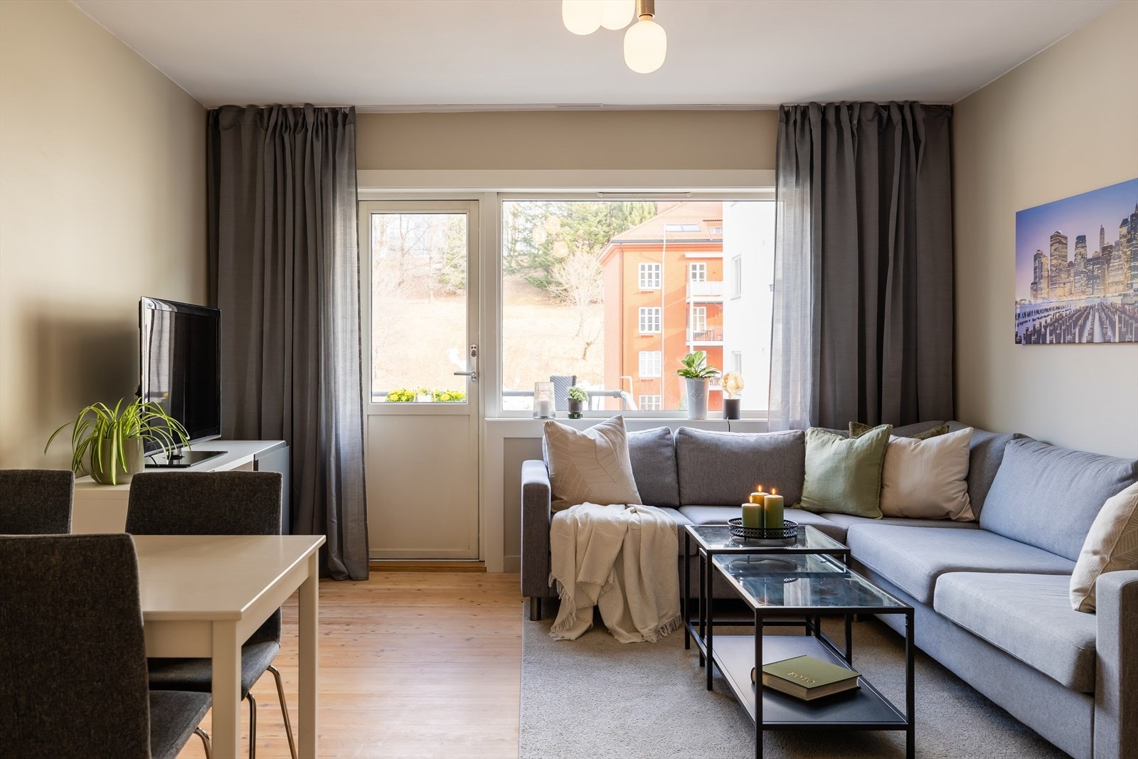 Det er mye inkludert i de månedlige felleskostnadene som blant annet TV/internett, drift, betjening av andel fellesgjeld, kommunale avgifter, felles bygningsforsikring og diverse vedlikehold/drift iht. regnskap. Galleribilde