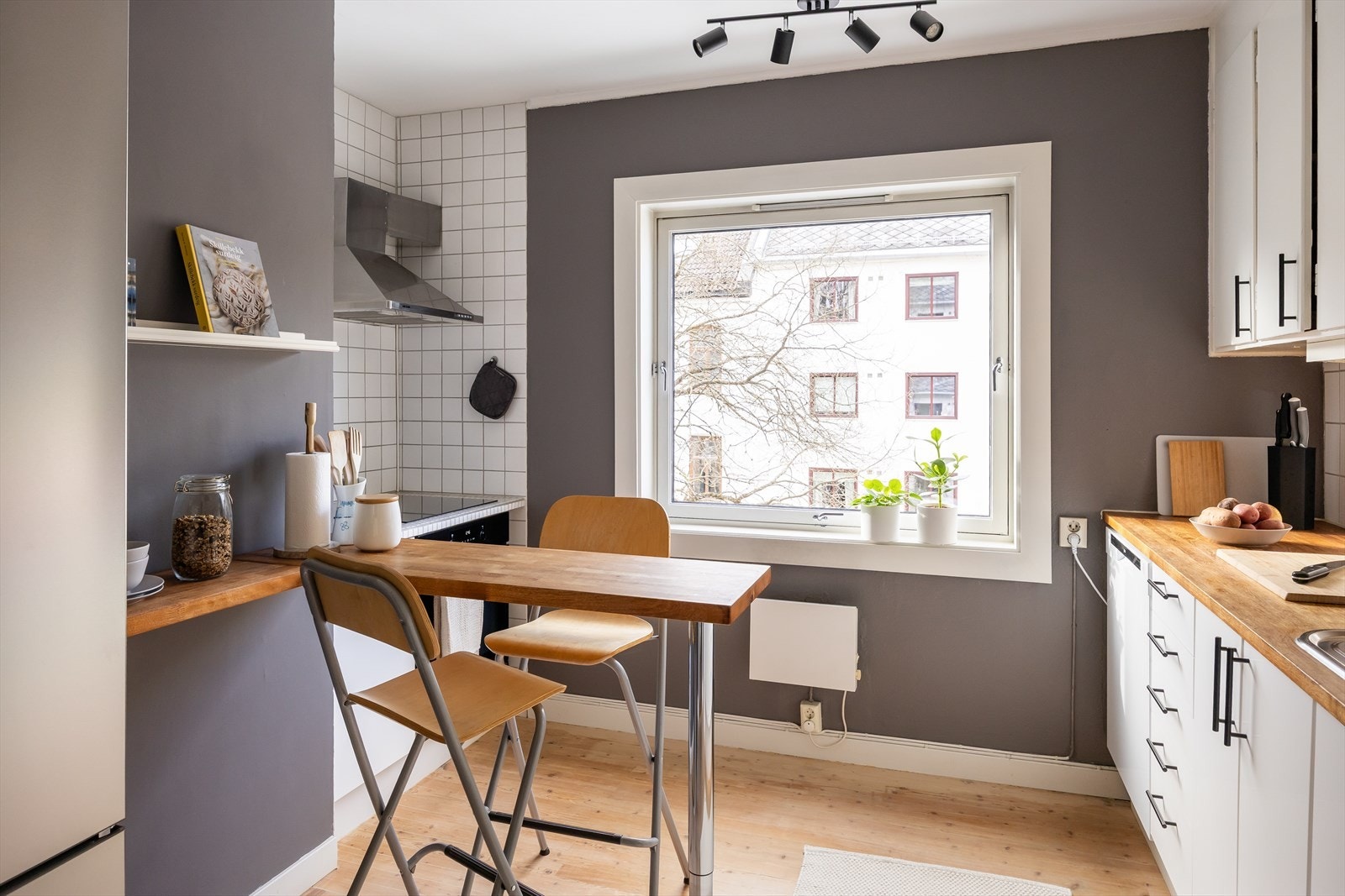 Kjøkkenet er på 8,5 m² og ligger praktisk adskilt fra stuen. Galleribilde