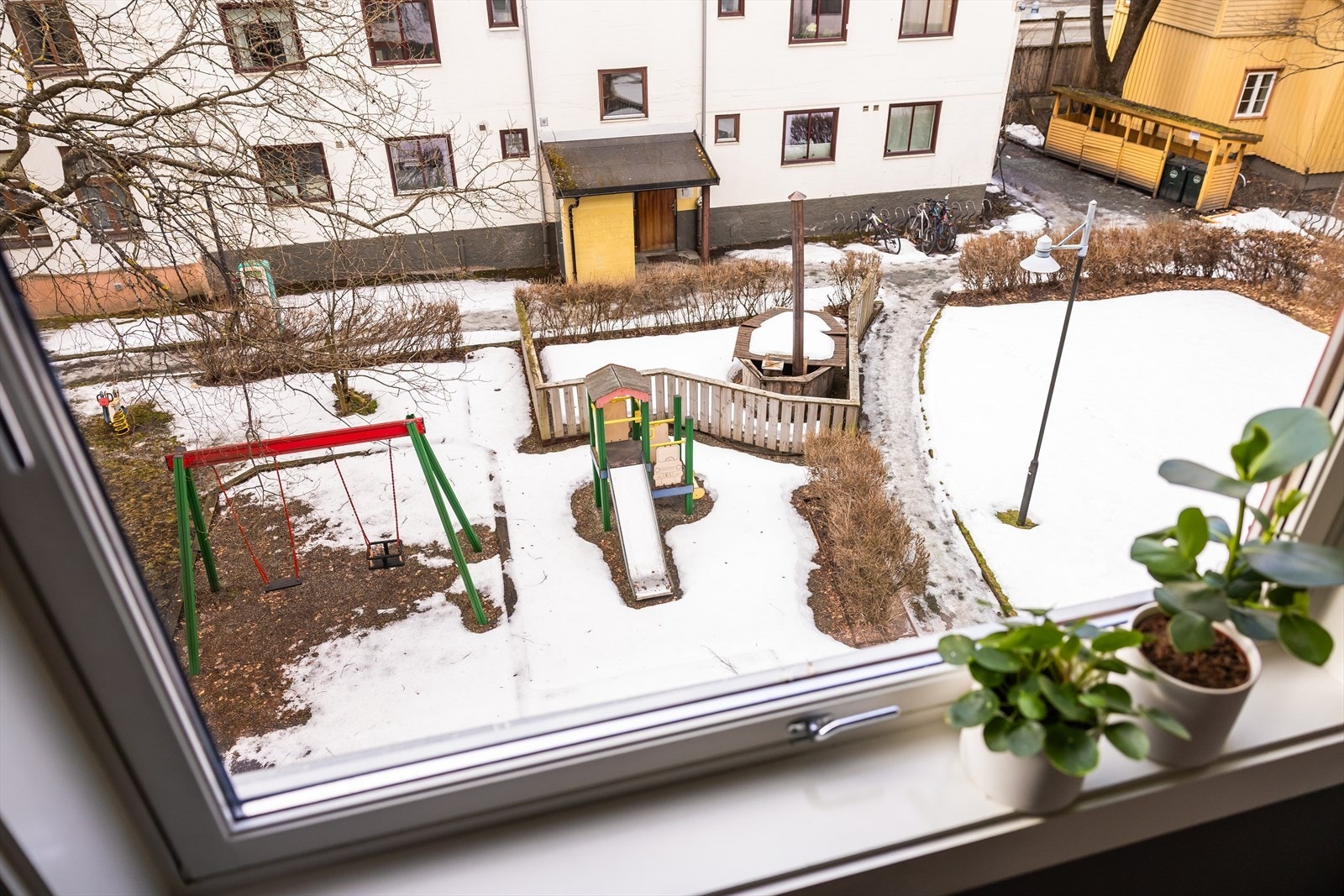 Både kjøkken og det ene soverommet ligger vendt ut mot bakgård. Galleribilde