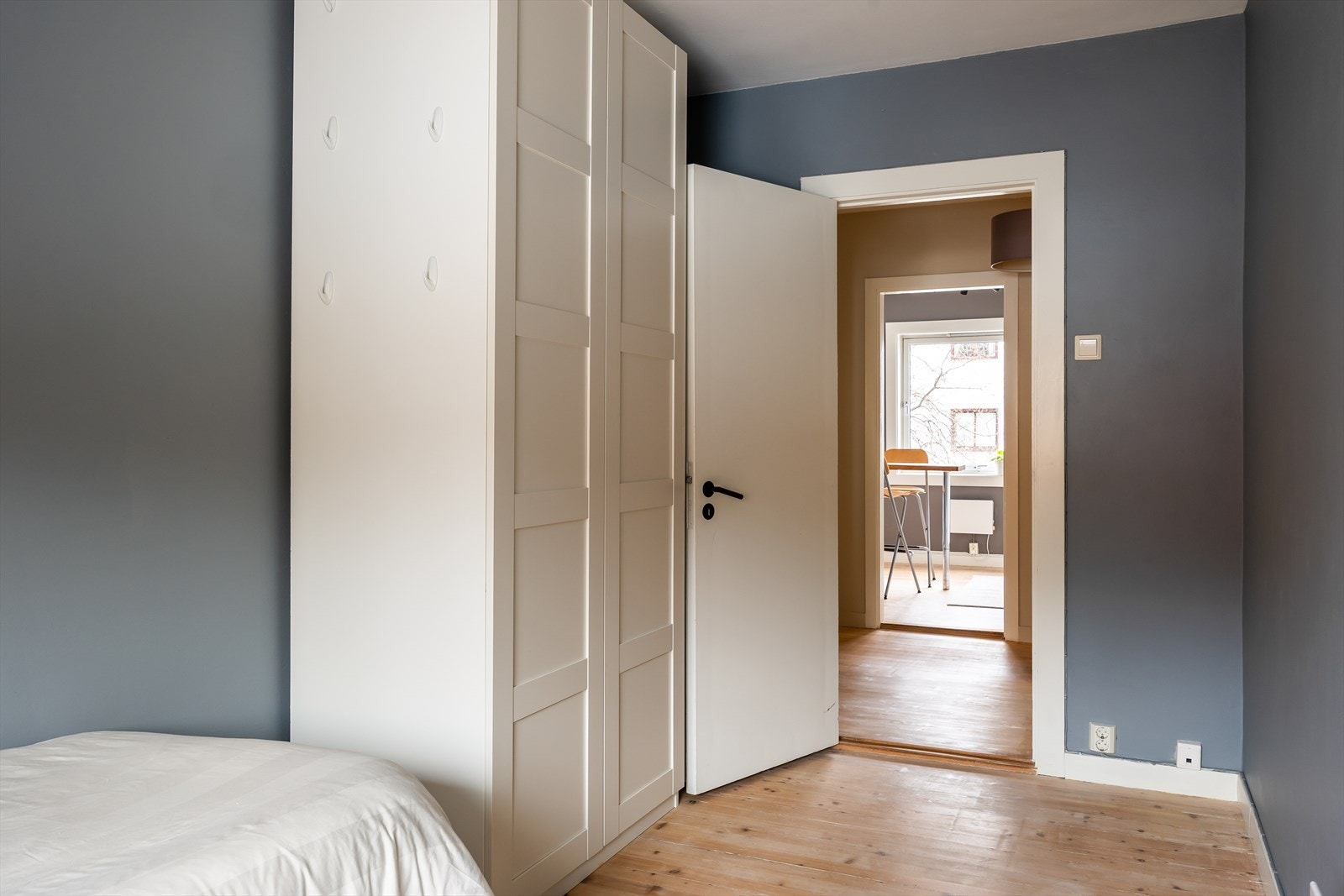 Garderobeskap for praktisk oppbevaring medfølger handelen. Galleribilde