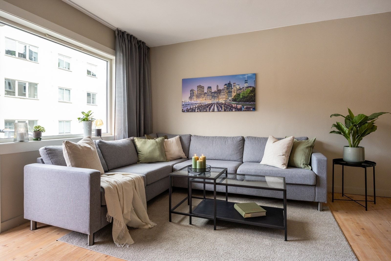 Leilighetens stue er på 21 m². Gulvet ble slipt i 2022. Galleribilde