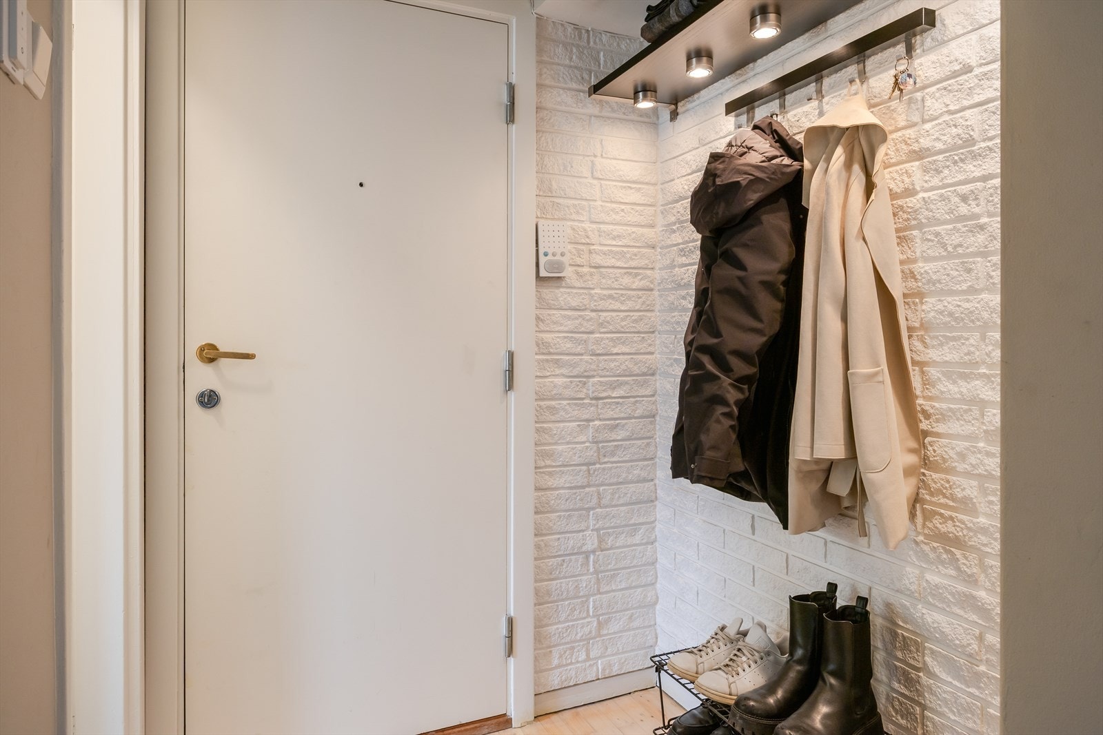 Leiligheten disponerer én bod på loft og to i kjeller for praktisk oppbevaring. Borettslaget har også felles vaskekjeller som fritt kan benyttes av beboerne. Galleribilde