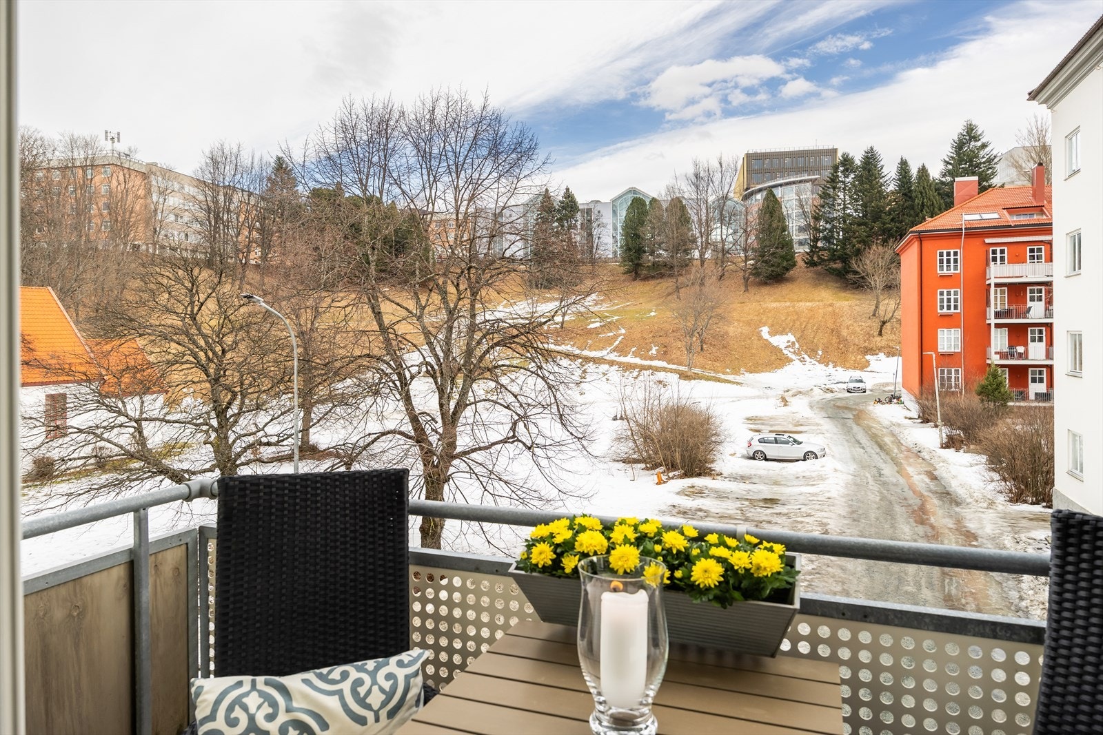 Her bor du med umiddelbar nærhet til Helgasetr, NTNU, St. Olavs og Samfundet. Det er også kort vei til Trondheim sentrum med "alt" av fasiliteter. Galleribilde