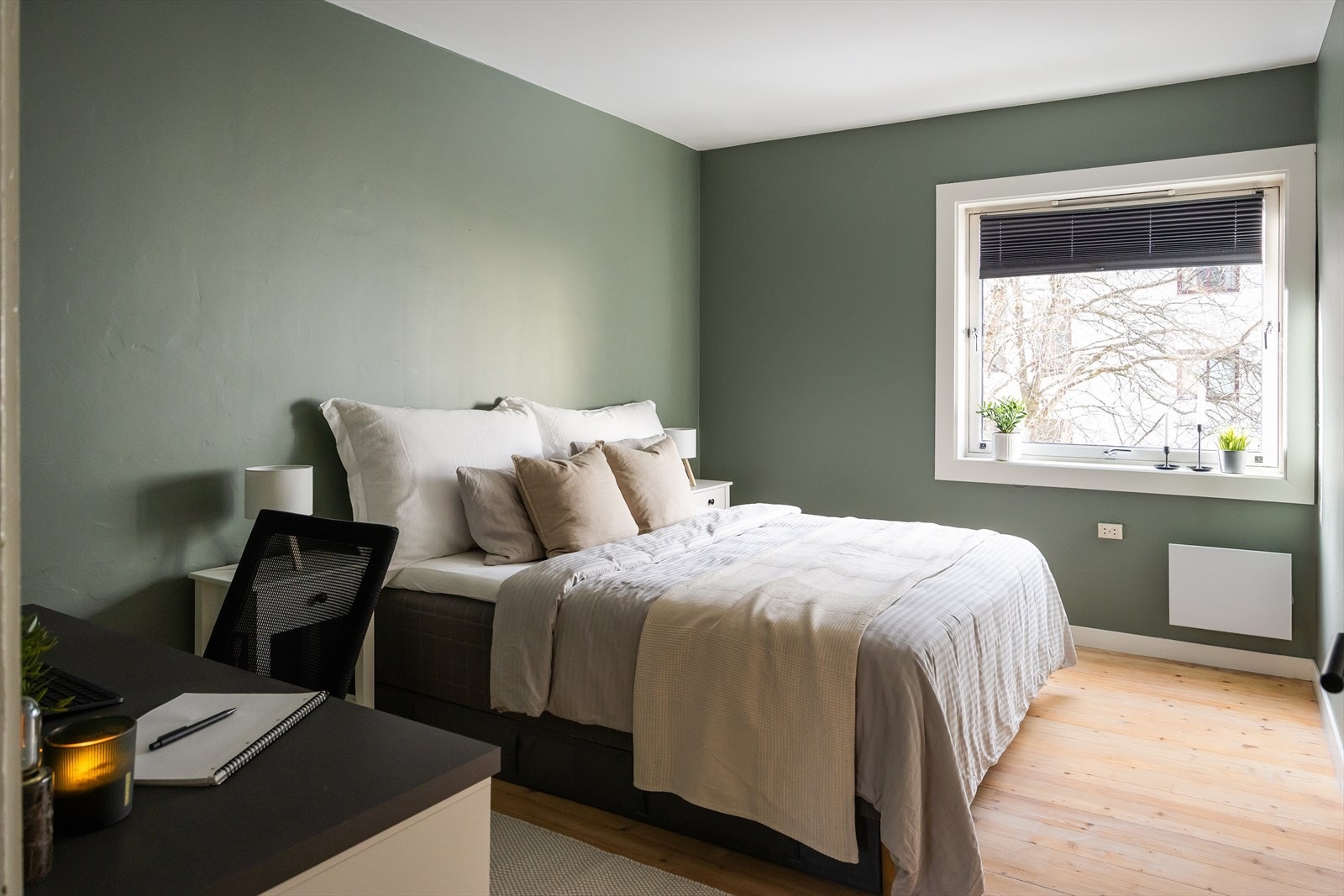 Leiligheten har totalt to soverom, hvorav dette er det største på 13 m². Galleribilde