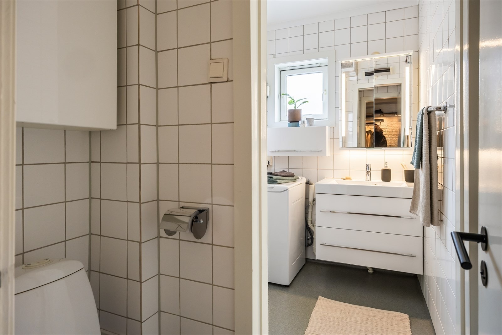 Flislagt bad med opplegg for vaskemaskin. Galleribilde