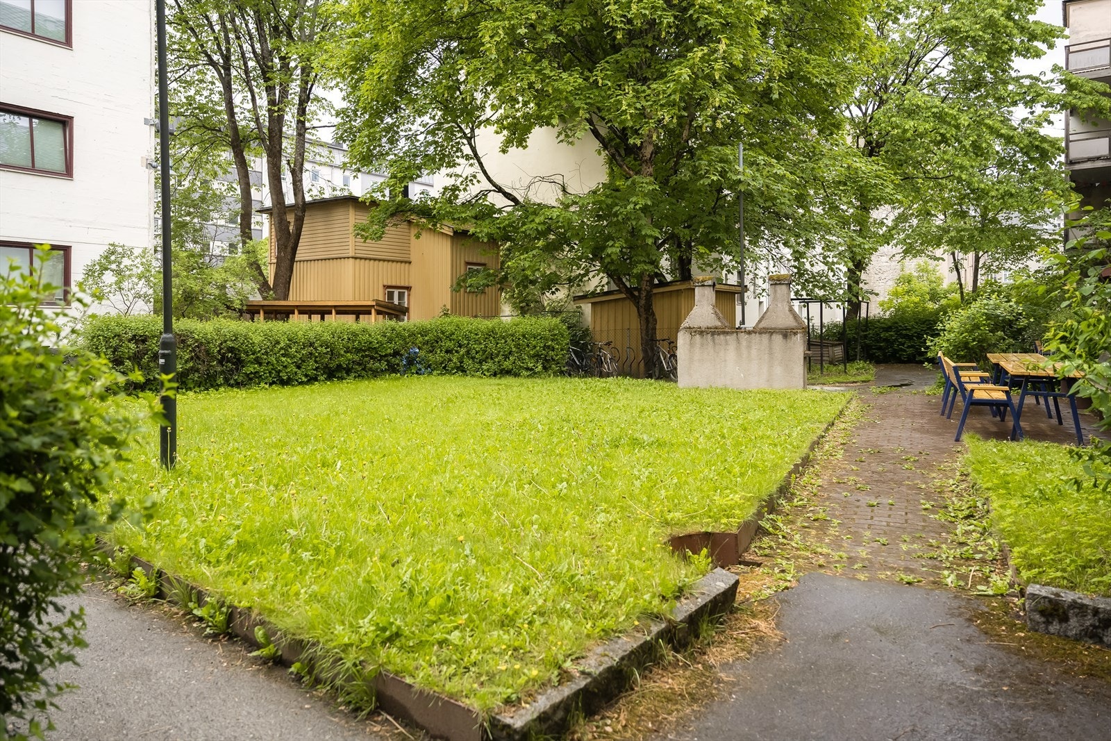 Skjermet bakgård som fritt kan benyttes av beboerne. Her får man sentral og attraktiv beliggenhet, med gangavstand til Trondheim sentrum som byr på "alt" av fasiliteter. Galleribilde