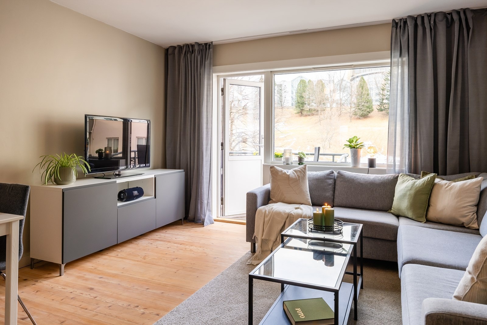 Den romslige stuen byr på flere møbleringsmuligheter. Galleribilde