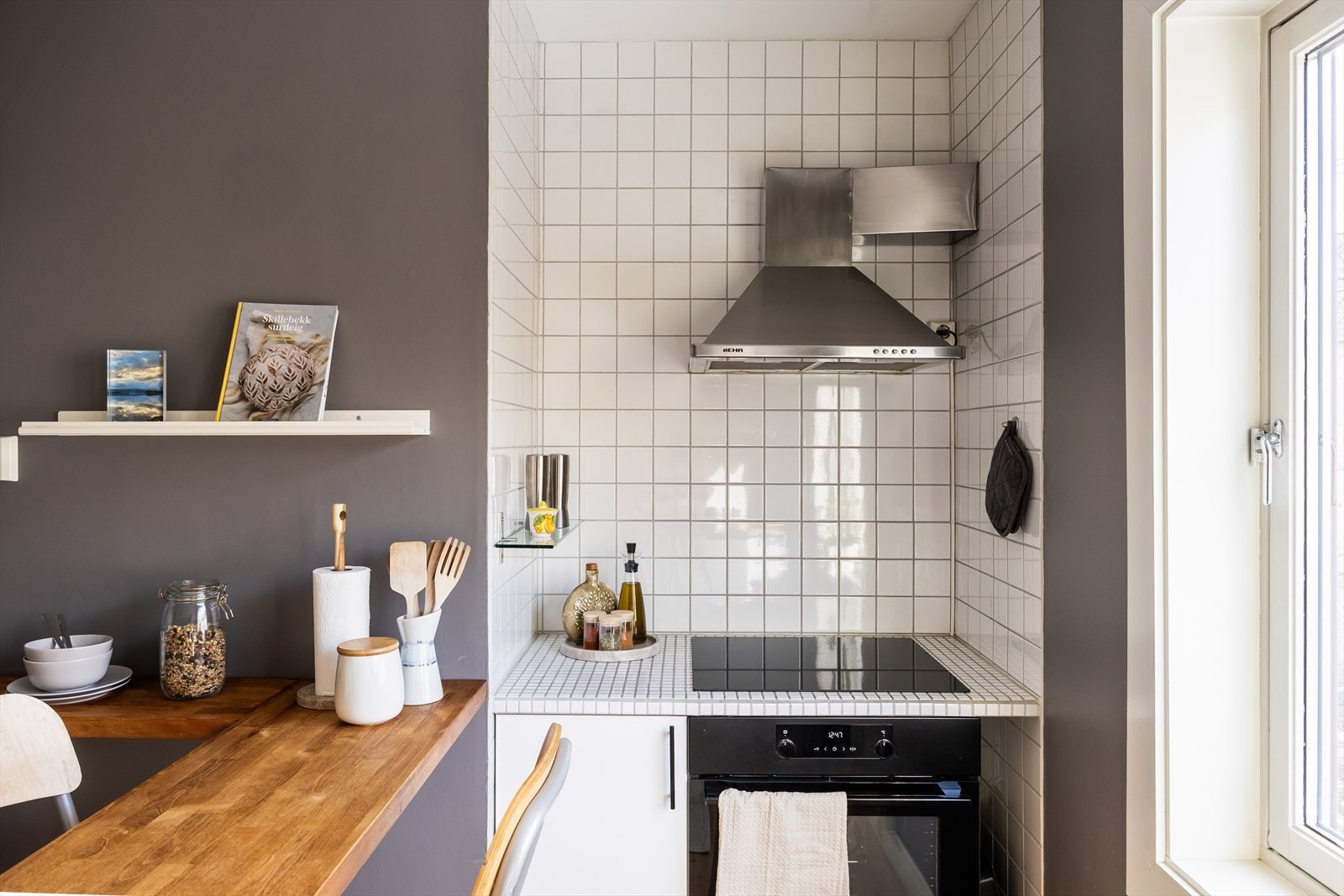 Kjøkkenet er oppgradert med oppvaskmaskin som ble skiftet i 2025 og platetopp/stekeovn ble byttet i 2021. Galleribilde