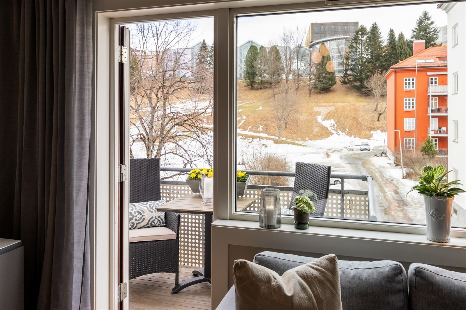 Direkte fra stuen er leilighetens trivelige balkong på 3,5 m². Leiligheten ligger i 3. etg og vender ut mot frodige Høyskoleparken. Galleribilde