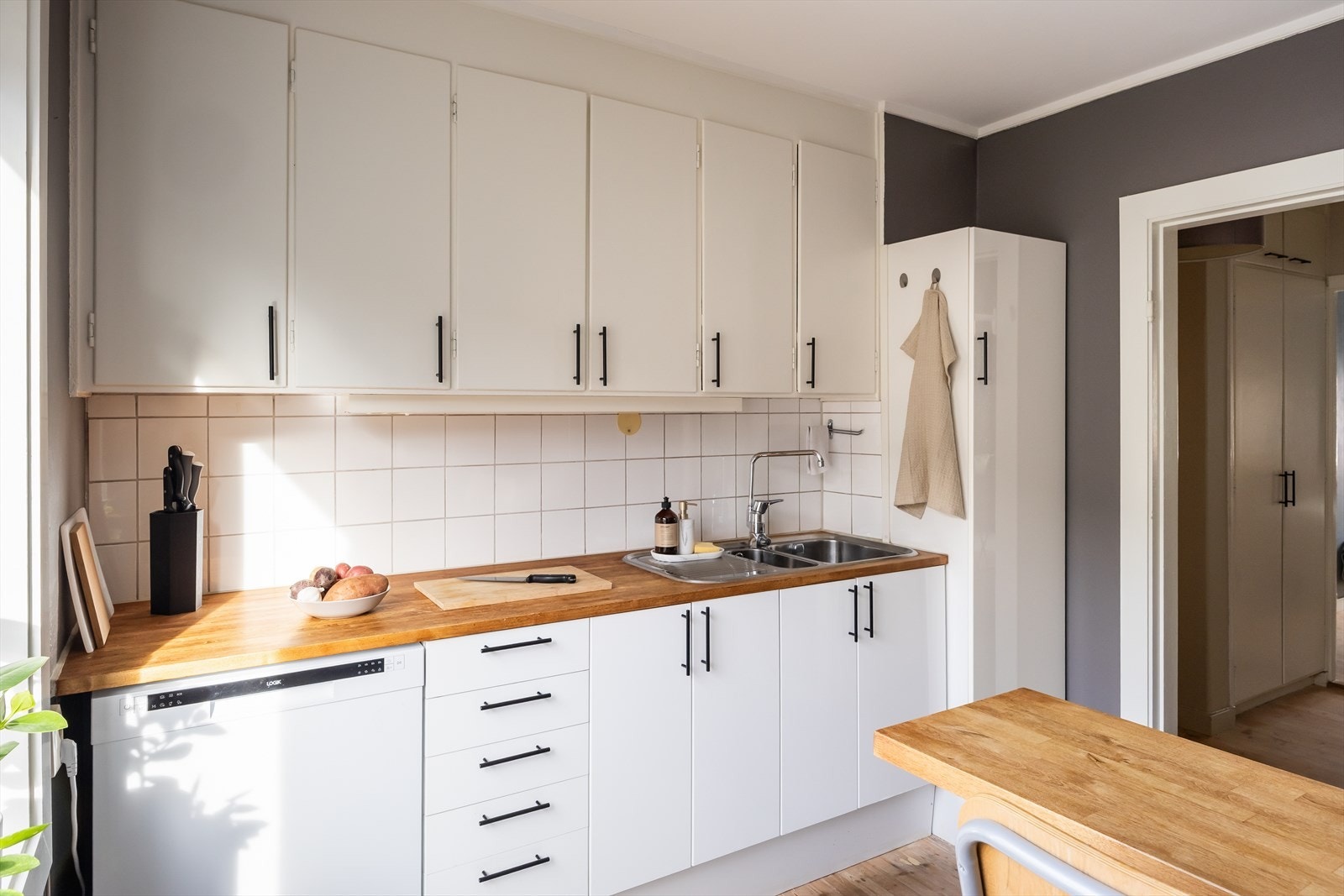 Takstmann har vurdert kjøkkenet til tilstandsgrad 1 og det holder en pen standard. Galleribilde