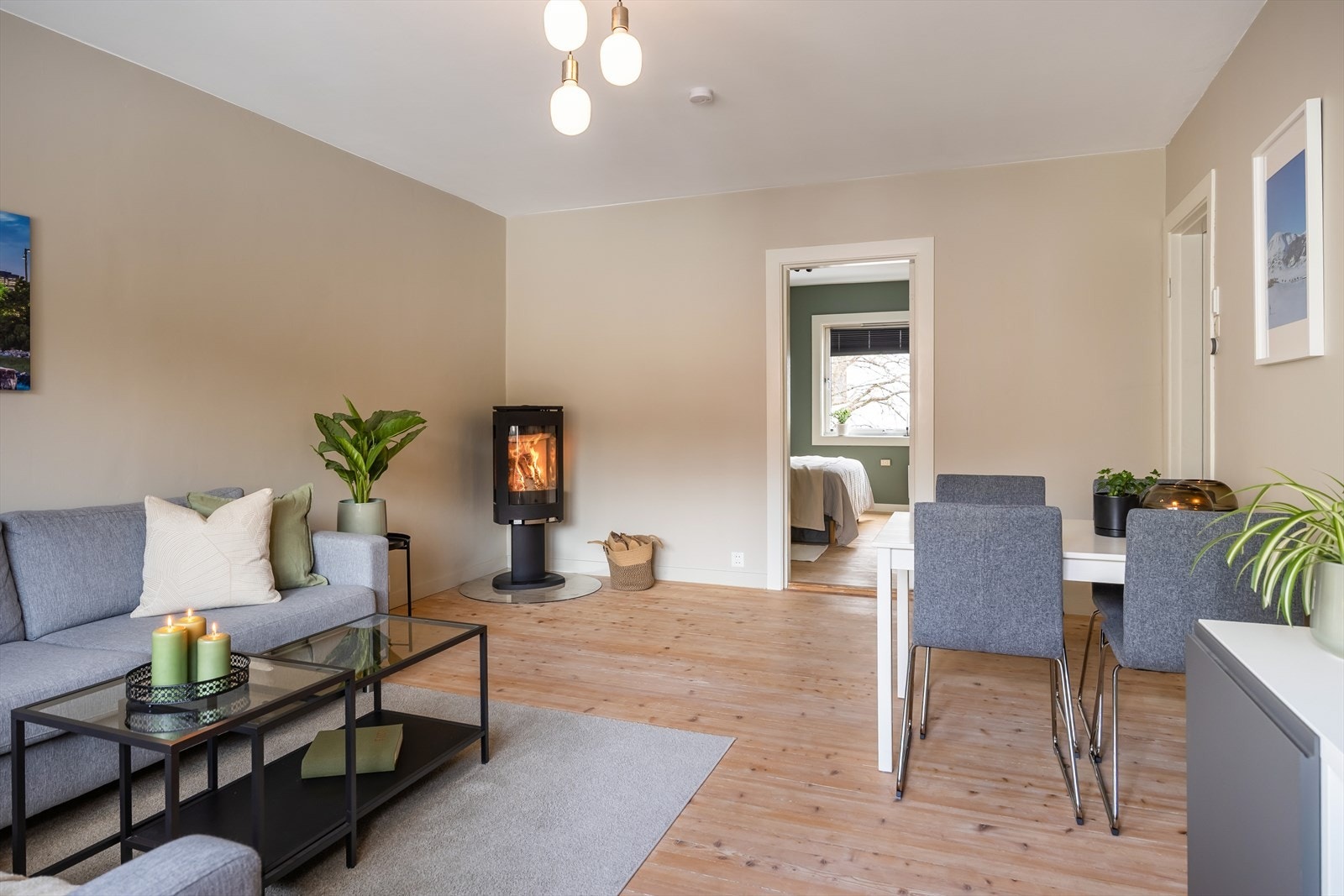 Behagelig vedfyring i stue som gir reduserte energikostnader og en lun atmosfære. Galleribilde