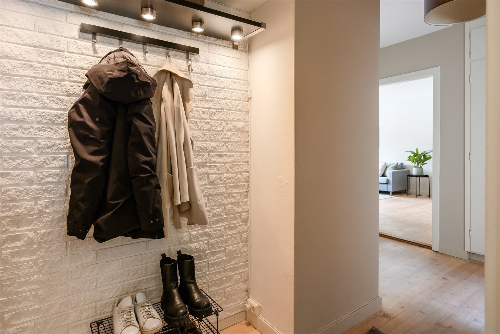 Entré på 7,5 m² med god plass til praktisk oppbevaring av yttertøy og sko. Galleribilde